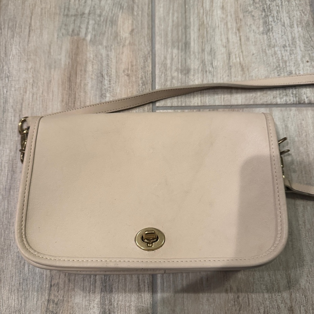 Elegant Coach Cream Shoulder Bag